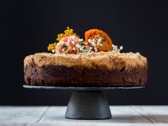 Gâteau crumble ou crumb cake au chocolat et aux fruits