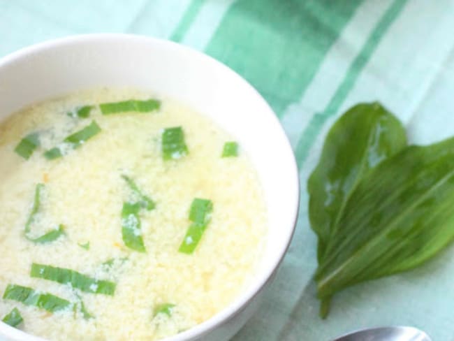 Soupe Stracciatella au citron parmesan et ail des ours