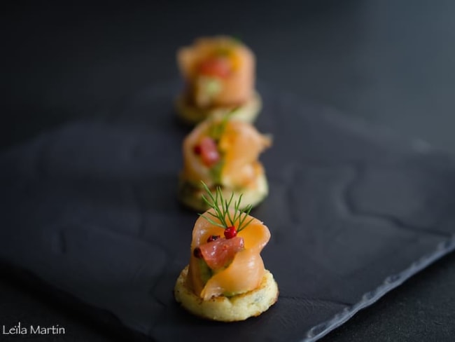 Saumon fumé et crème d'avocat sur griesknepfle (galette de semoule) aux herbes