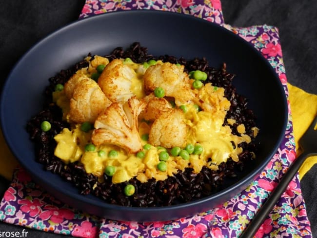 Curry de chou-fleur rôti, lentilles corail et petits pois pour un repas simple