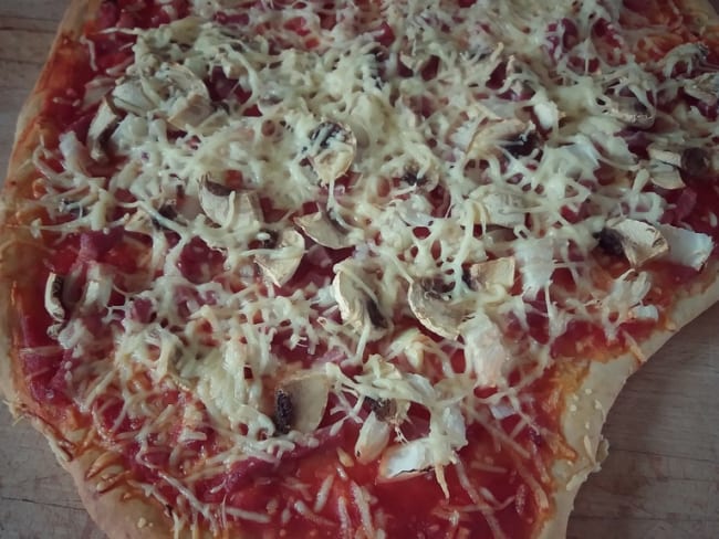 Pizza aux champignons, bacon et fromage