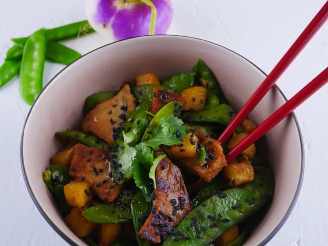 Wok de porc sauté aux pois gourmands, jeunes navets et gingembre