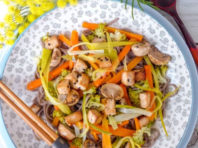 Nouilles soba sautées aux légumes et tofu