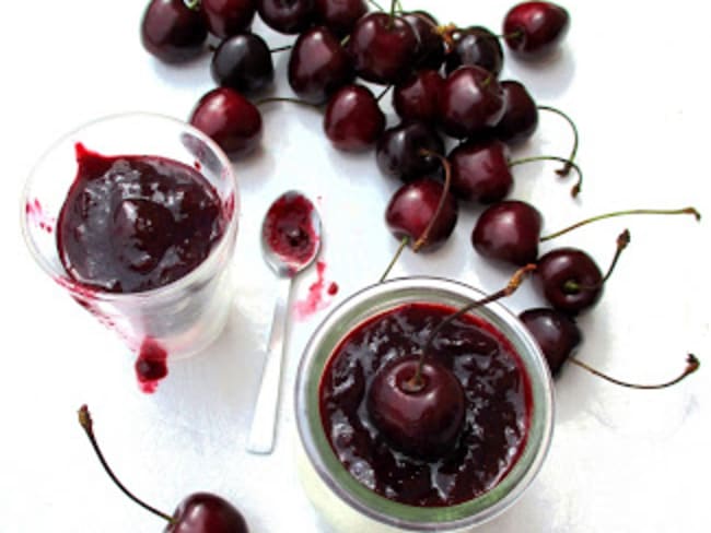 Panna cotta vanille, compotée de cerises noires à l'Amaretto