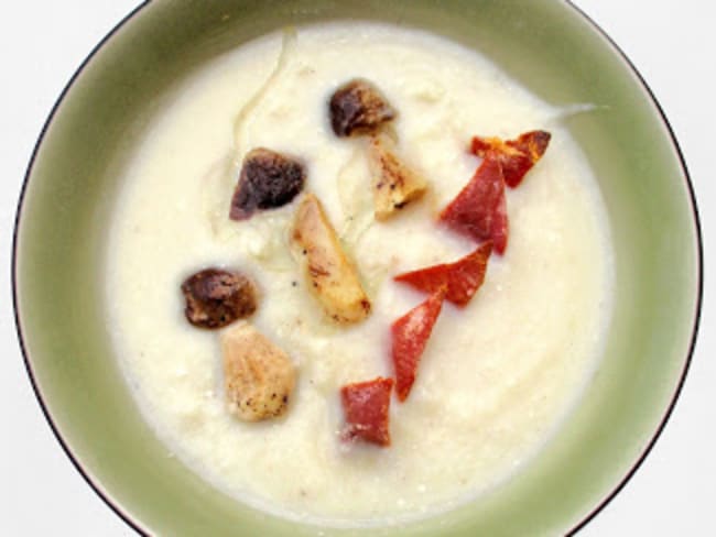 Velouté céleri rave, chou-fleur, cèpes et chips de jambon cru