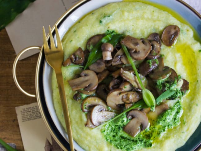 Polenta crémeuse aux champignons et à l'ail des ours