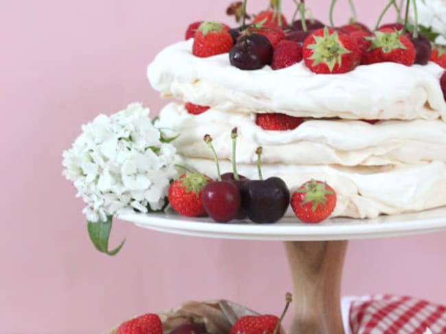 Layer cake pavlova aux fruits rouges