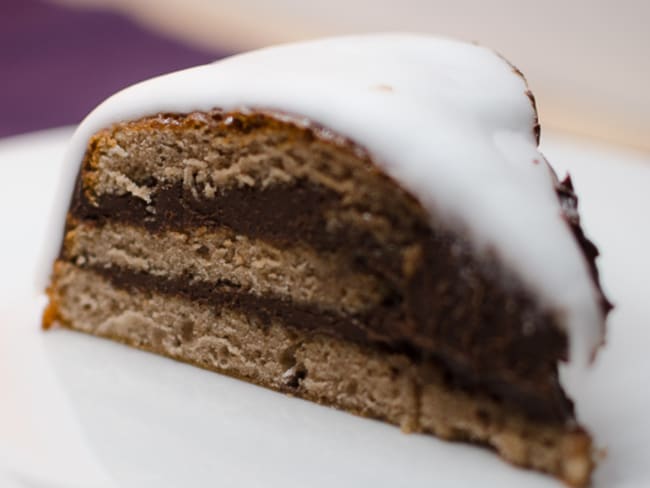 Gâteau tout chocolat recouvert de pâte à sucre