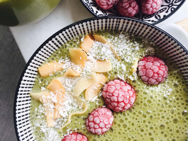 Smoothie bowl vanille, noix de coco et matcha