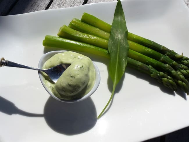 Asperges vertes à la « mayonneige » d’ail des ours