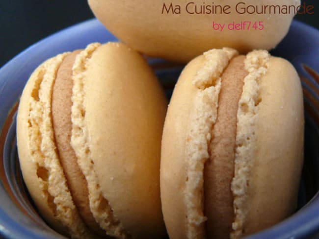 Macaron praliné cacahuète et confit de framboise