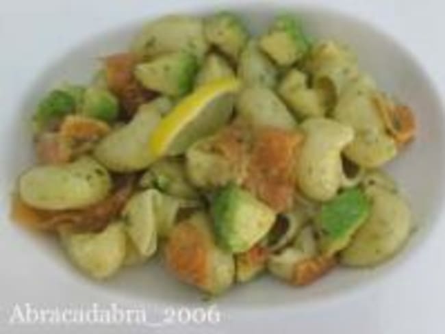 Salade de pâtes à l'avocat et au saumon fumé