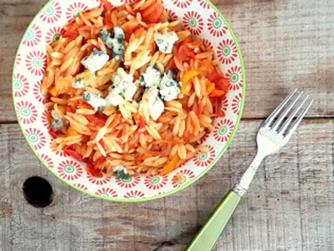 Comme une poêlée de tomates,poivrons, petites pâtes et roquefort