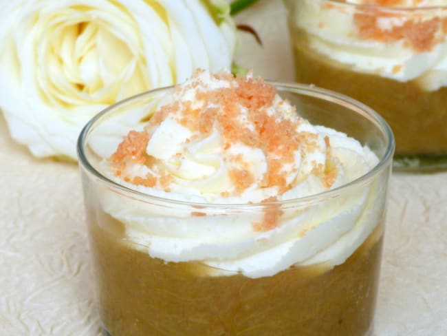 Verrine de rhubarbe, mousse à la rose et streusel rose