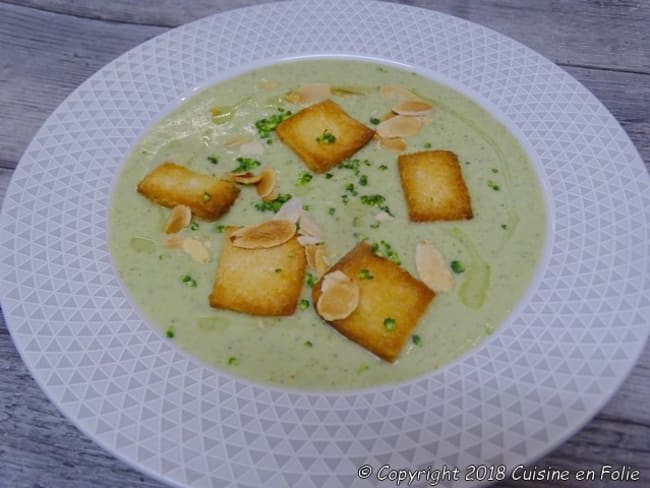 Velouté de brocolis au Roquefort, croûtons et amandes effilées torréfiées