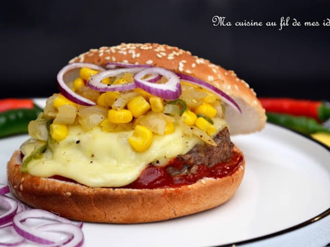 Burgers à la mexicaine, boeuf, salsa d'oignons, maïs et piments