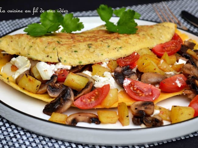 Omelette aux champignons, pommes de terre et fromage de chèvre