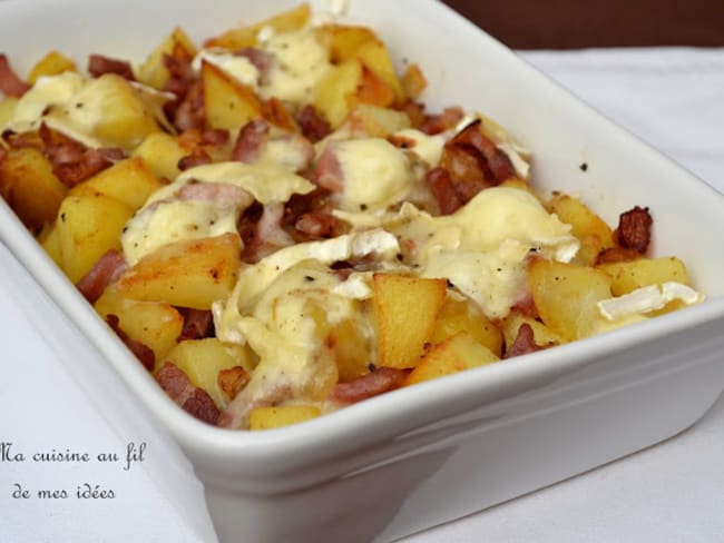 Gratin de pommes de terre aux oignons, lardons fumés et fromage Camembert