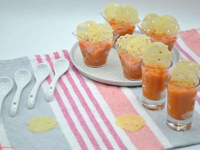 Soupe de carottes et chips d'emmental