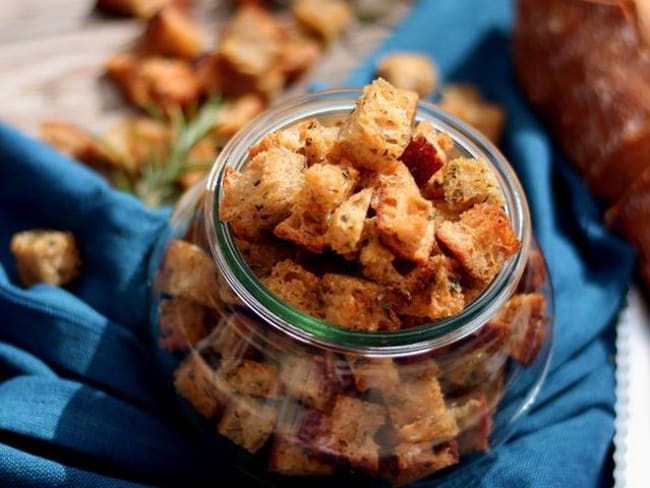 Croûtons maison à l'ail et aux herbes de provence