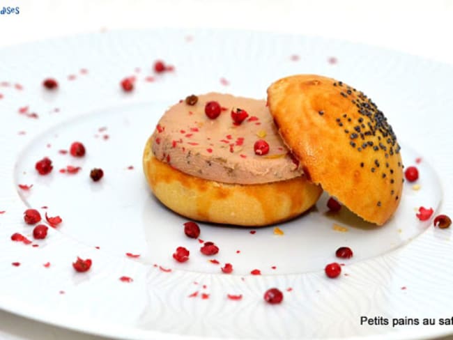 Petits pains au safran fourrés foie gras pour un apéritif festif