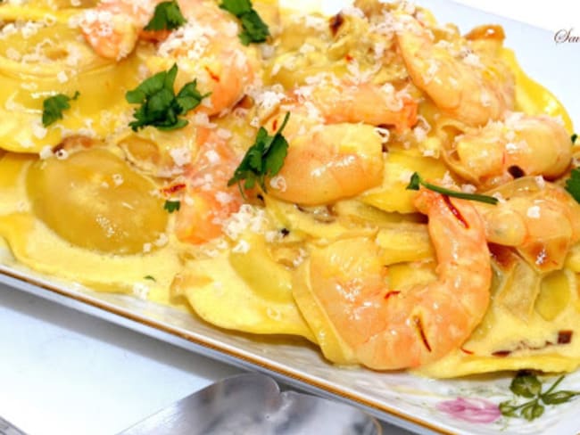 Crevettes safranées et raviolis au potiron et aux petits oignons.