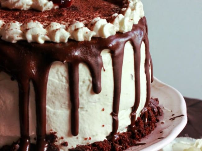 Gros gâteau Layer cake façon forêt noire