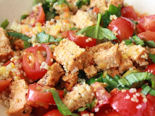 Salade quinoa, basilic, tofu rosso et petites tomates cerise