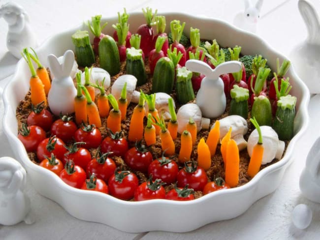 Le potager de Pâques houmous et légumes à croquer pour l'apéritif