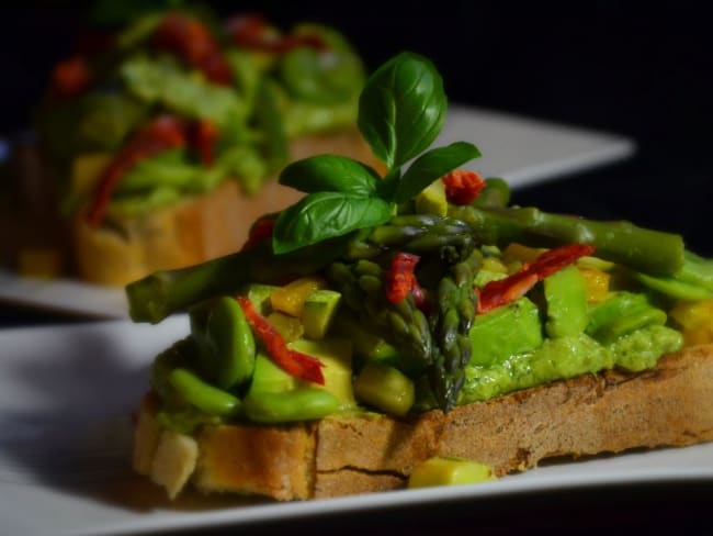 Toast printanier aux asperges vertes, fèves et avocat