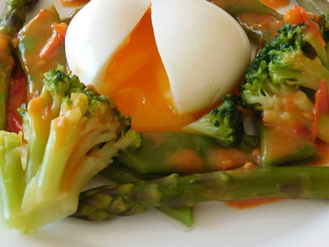 Salade tiède de légumes verts, oeuf mollet et vinaigrette de tomates