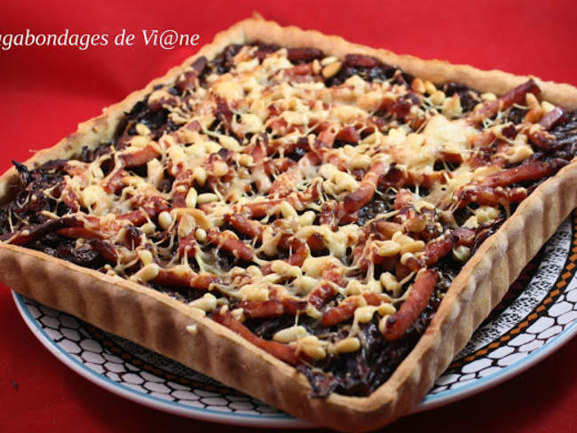 Tarte oignons, lardons et pignons