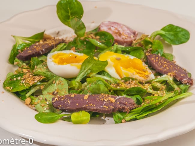 Salade de magret fumé de canard, mâche et oeuf mollet