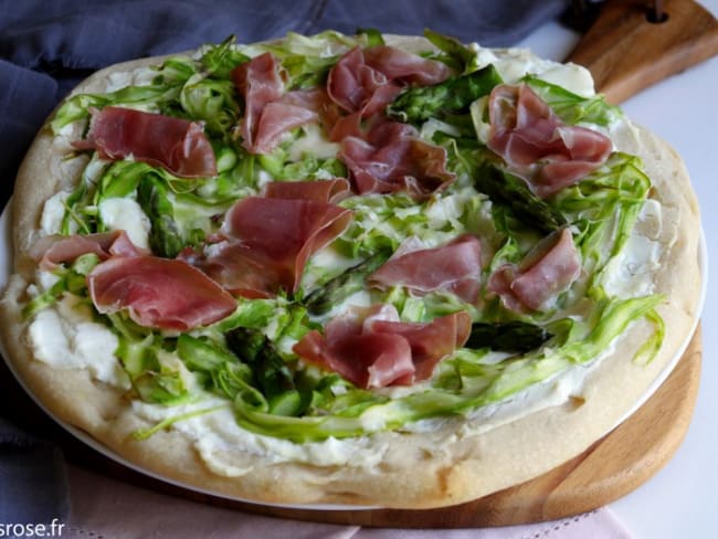 Pizza asperges parmesan et jambon de Parme