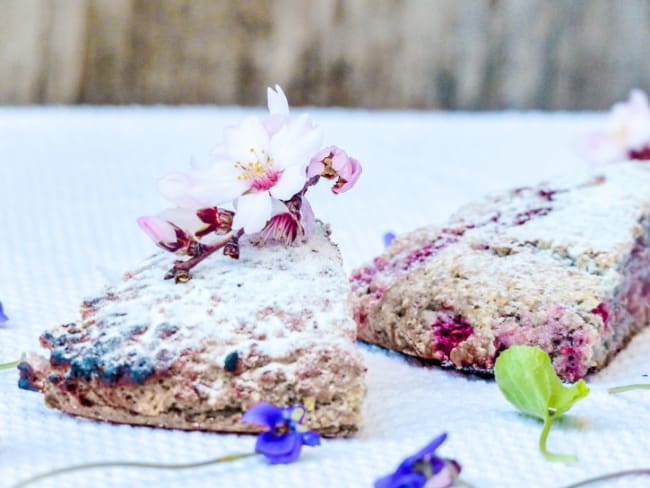 Scone violettes et framboises