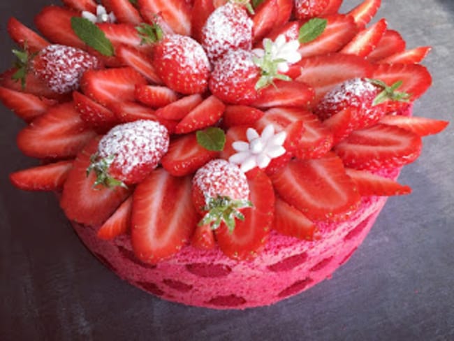 Charlotte aux fraises, mousse légère au fromage blanc