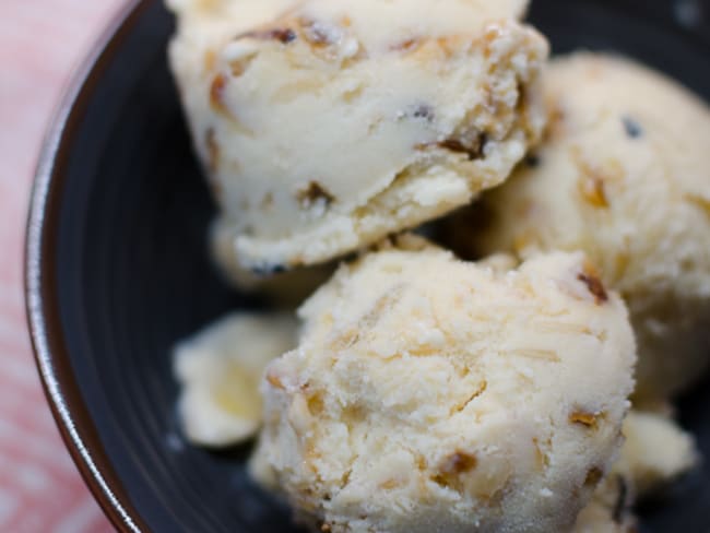 Crème glacée au miel et aux amandes caramélisées