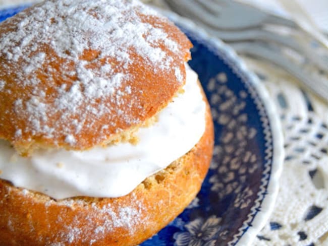 Laskiaispulla : une brioche comme en Finlande à la cardamome, chantilly et confiture de fraise