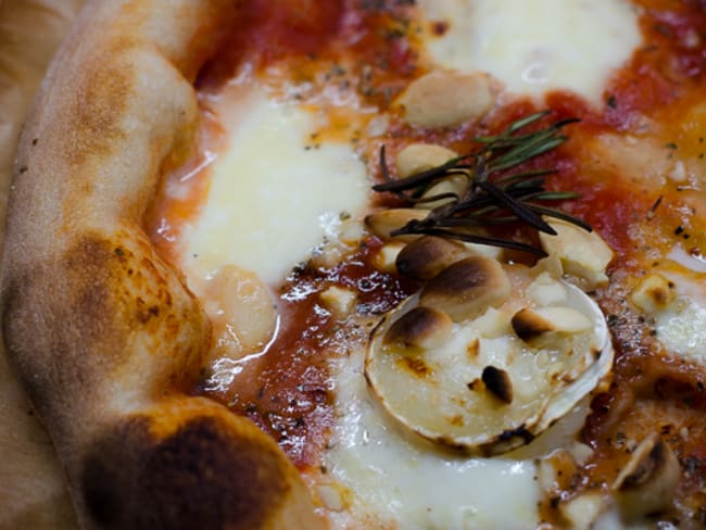 Pizza au chèvre, au miel et aux amandes