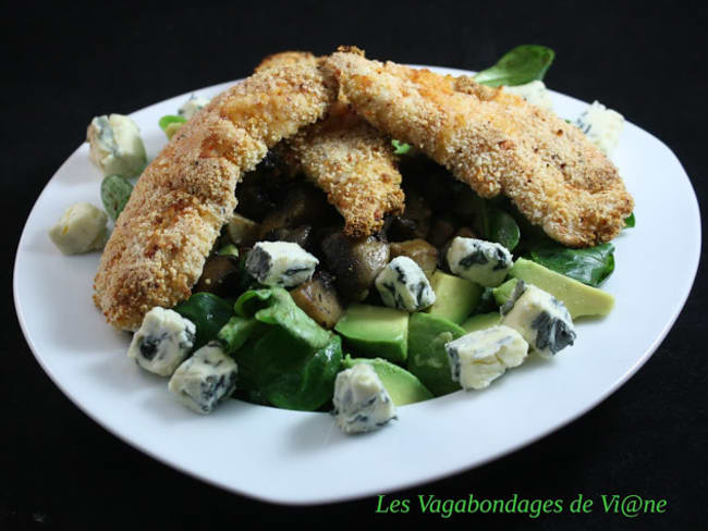 Salade de poulet croustillant à l'avocat et au Saint-Agur