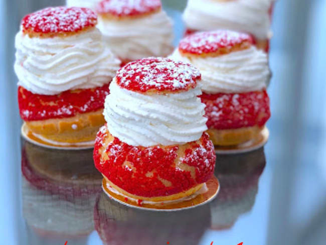 Choux craquelin rouges garnis de fraises et Chantilly