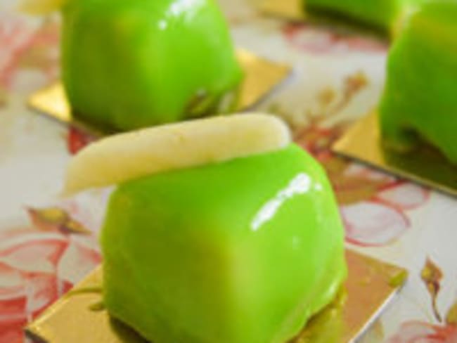 Mignardise bretonne : pomme, palet breton et coeur coulant de caramel au beurre salé