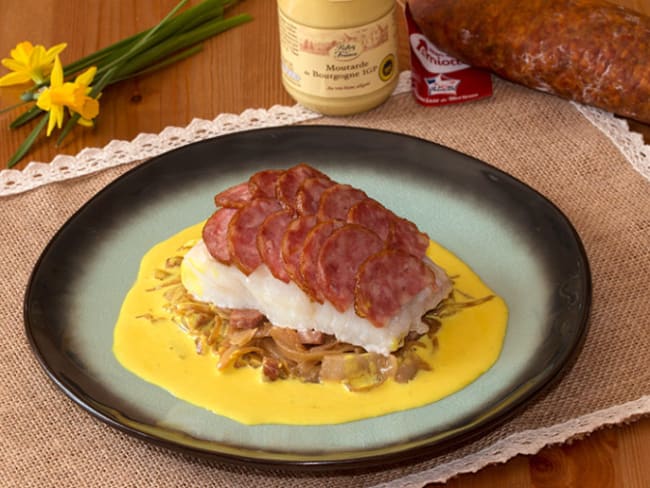 Dos de cabillaud en écailles de saucisse de Morteau, embeurrée de chou, sauce au curcuma