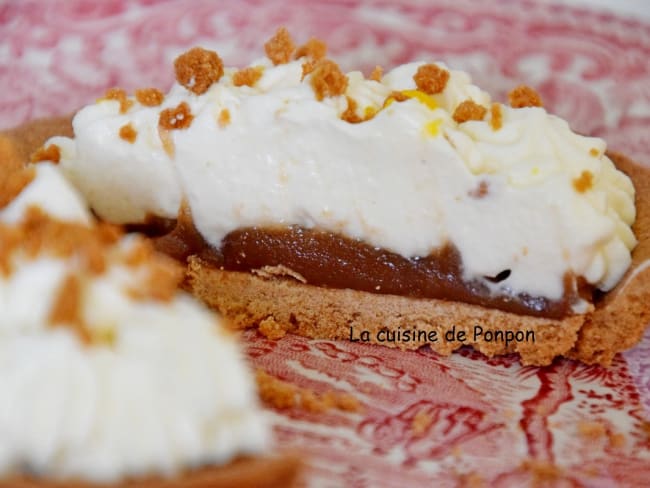 Tartelette garnie de crème citronnée, lemon curd sur un fond de crème de marrons