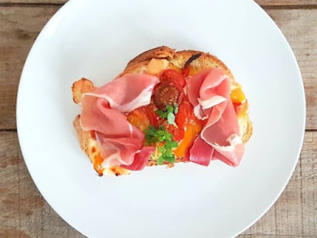 Bruschetta poivrons, tomates cerise, mozzarella et jambon cru