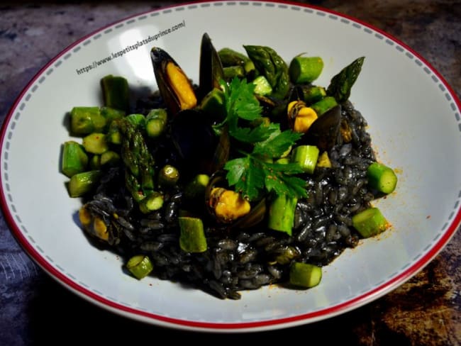 Risotto à l'encre de seiche, moules et asperges vertes