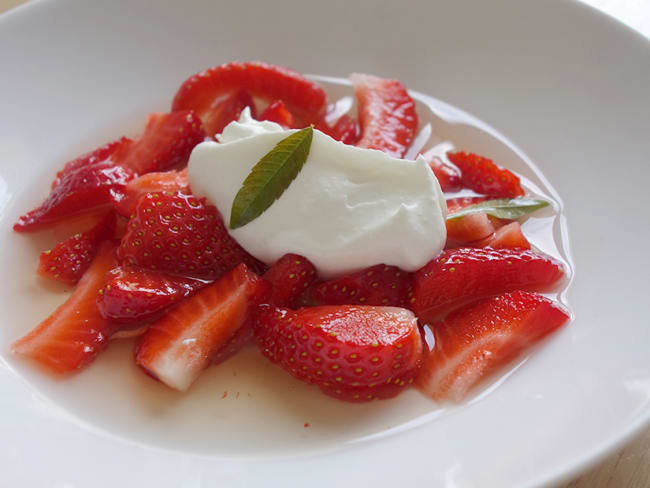 Fraises au sirop de verveine et ricotta