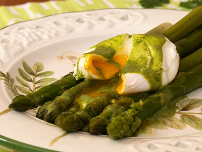 Asperges vertes, oeuf poché et crème coco-coriandre