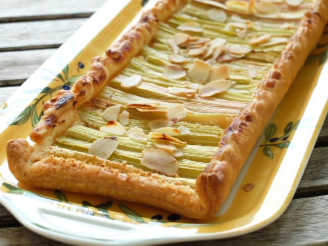 Tarte feuilletée rhubarbe, amandes et miel