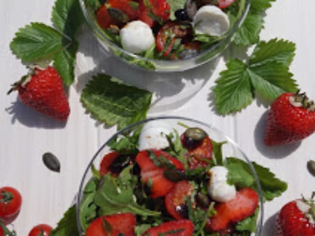 Salade roquette-fraise-tomate-mozzarella